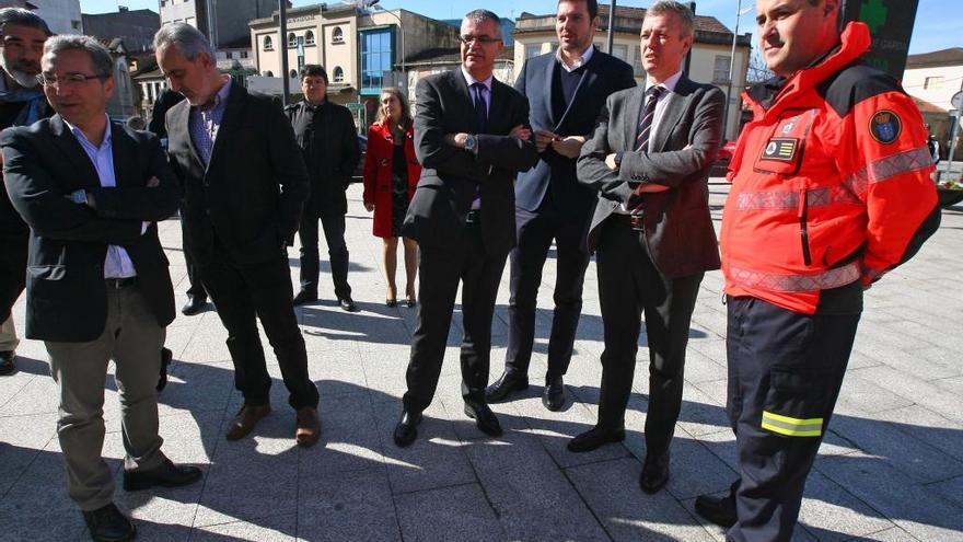 Carlos Failde (primero por la derecha), junto al alcalde y autoridades de la Xunta en la entrega de un camión en A Estrada, en 2016.