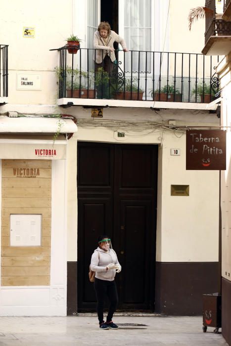 Imágenes del ambiente de este viernes, 15 de mayo, en el Centro de Málaga, el entorno de la plaza de toros de La Malagueta y las calles del Perchel, donde los ciudadanos ya esperan que sea el último viernes de la ciudad en la fase 0 de la desescalada.