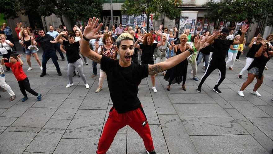 Una imagen de la clase de baile que se celebró ayer en la plaza de Curros Enríquez. // Gustavo Santos