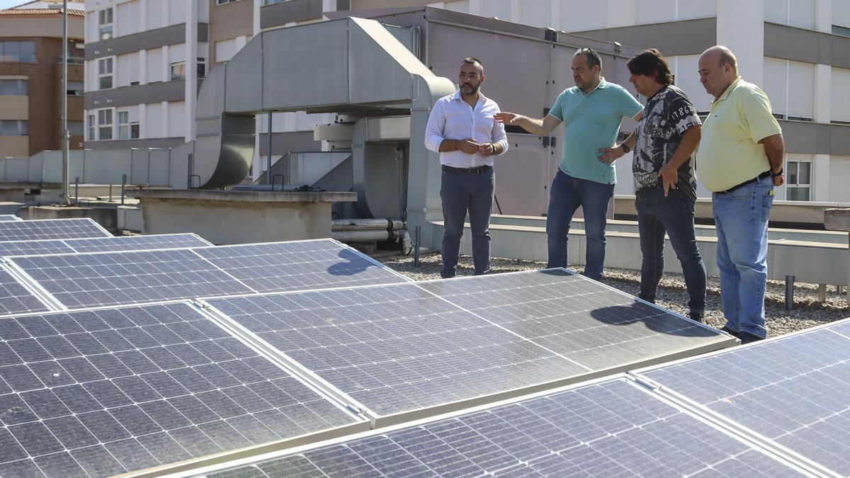 El alcalde, José Benlloch, ha visita la instalación de las placas solares en el CEIP Cervantes.