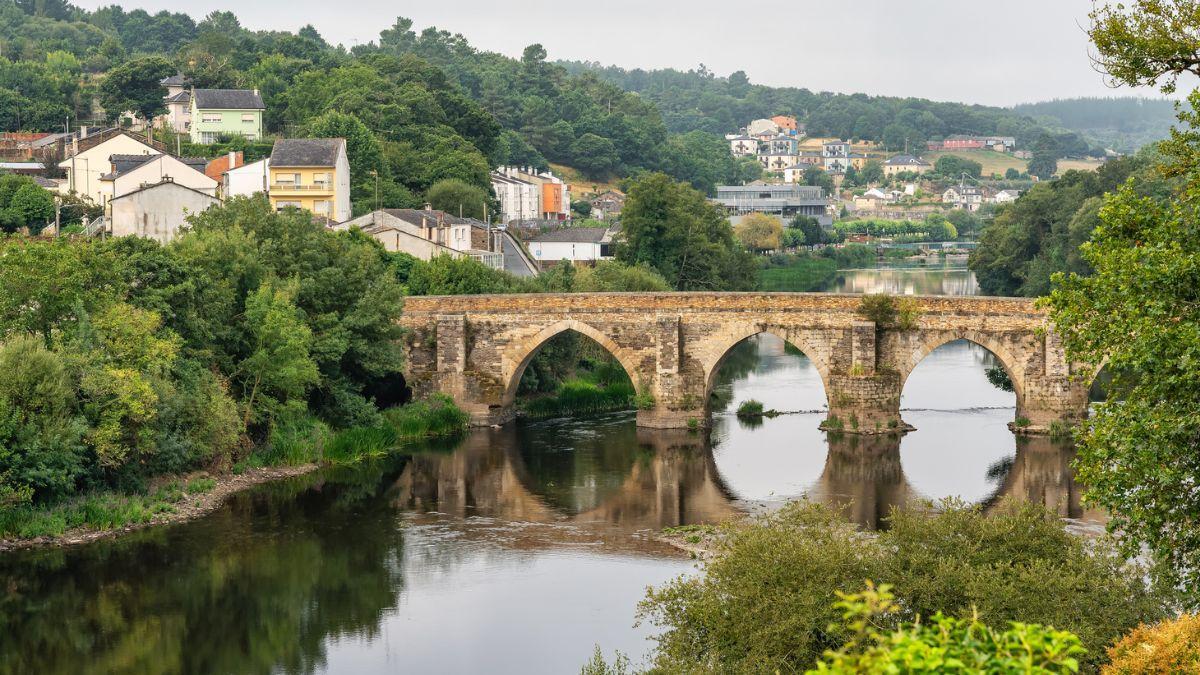 La provincia con un pueblo medieval de 50 habitantes que esconde un Monumento Nacional bajo su iglesia