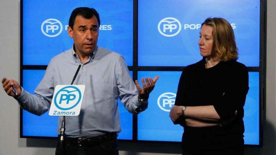 Maíllo, con Isabel Blanco, ayer en el PP.