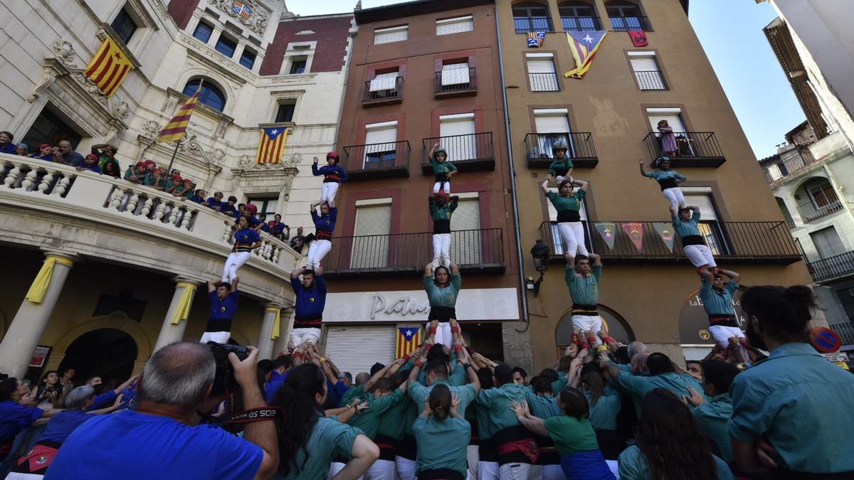 Les tres colles han obert la jornada aixecant pilars de forma conjunta