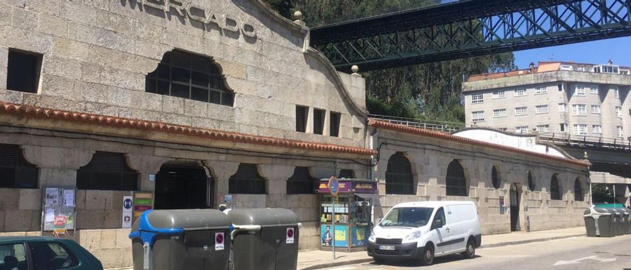 Fachada de la plaza de abastos de Redondela.  // FdV