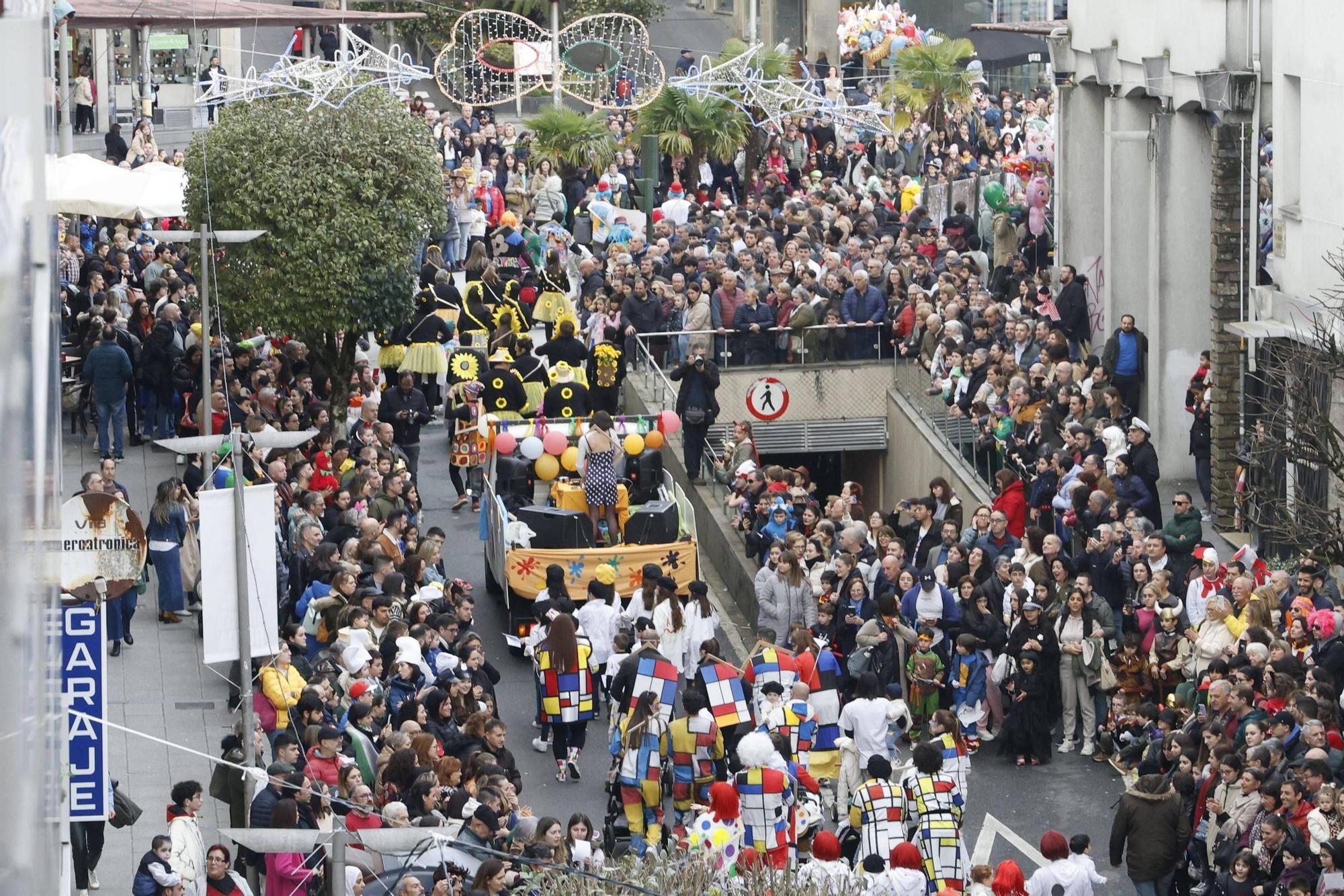 Santiago disfruta del tradicional desfile de martes de Entroido