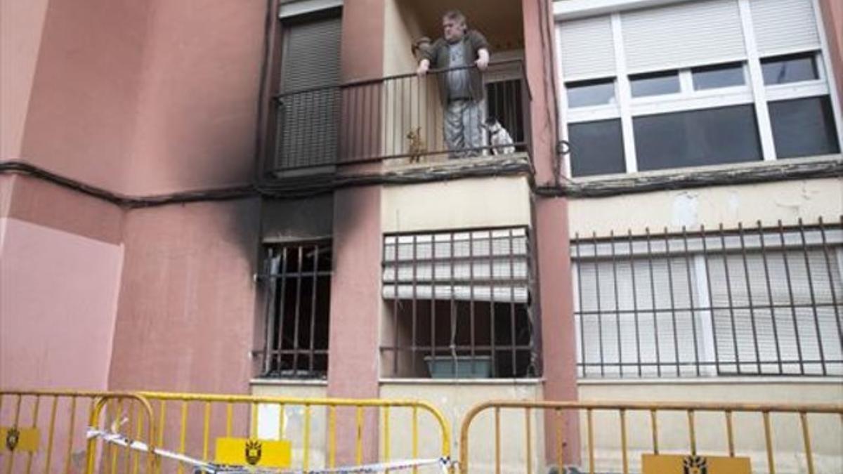 Exterior de la vivienda incendiada en Salt, ayer.