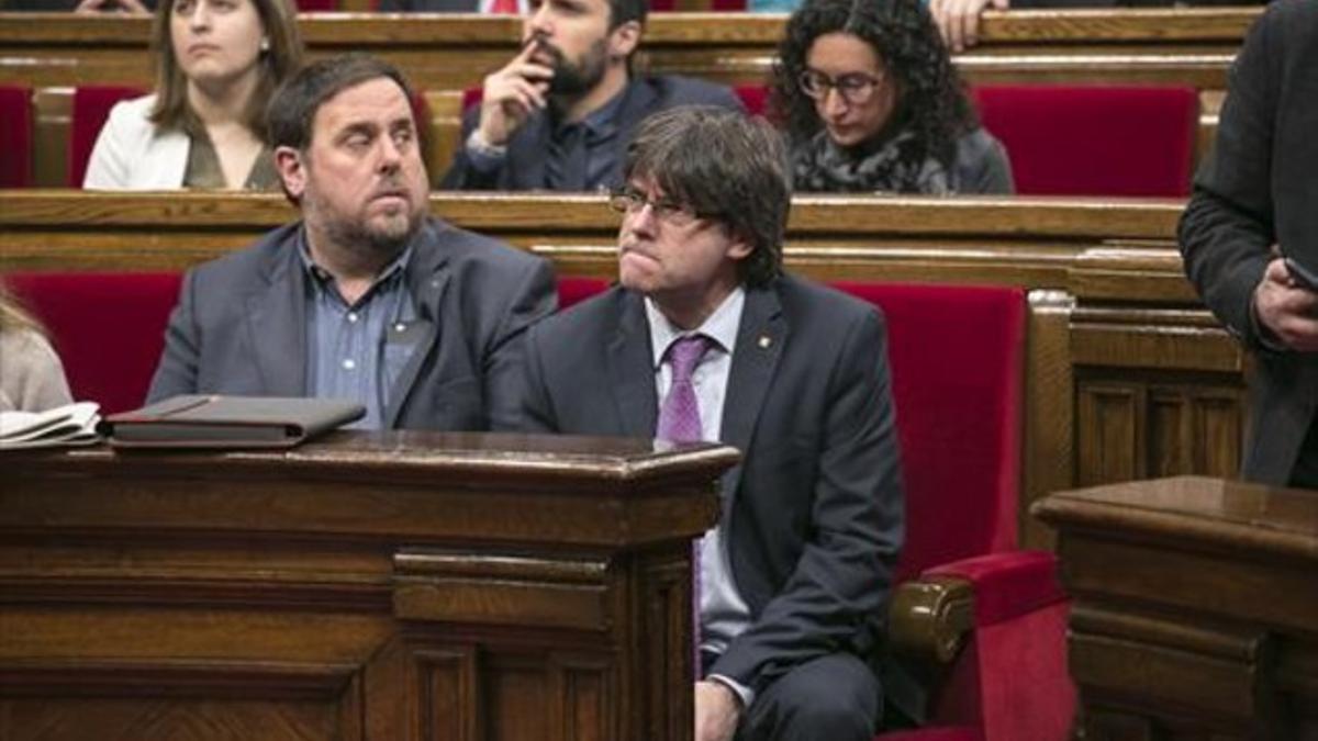 Pleno con miga 8 Junqueras y Puigdemont, ayer en el Parlament.