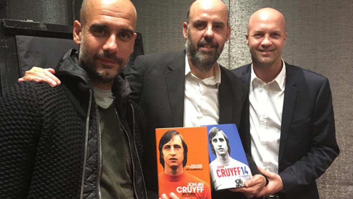 Pep Guardiola, Jordi Basté y Jordi Cruyff, con la autobiogfrafía de Johan Cruyff