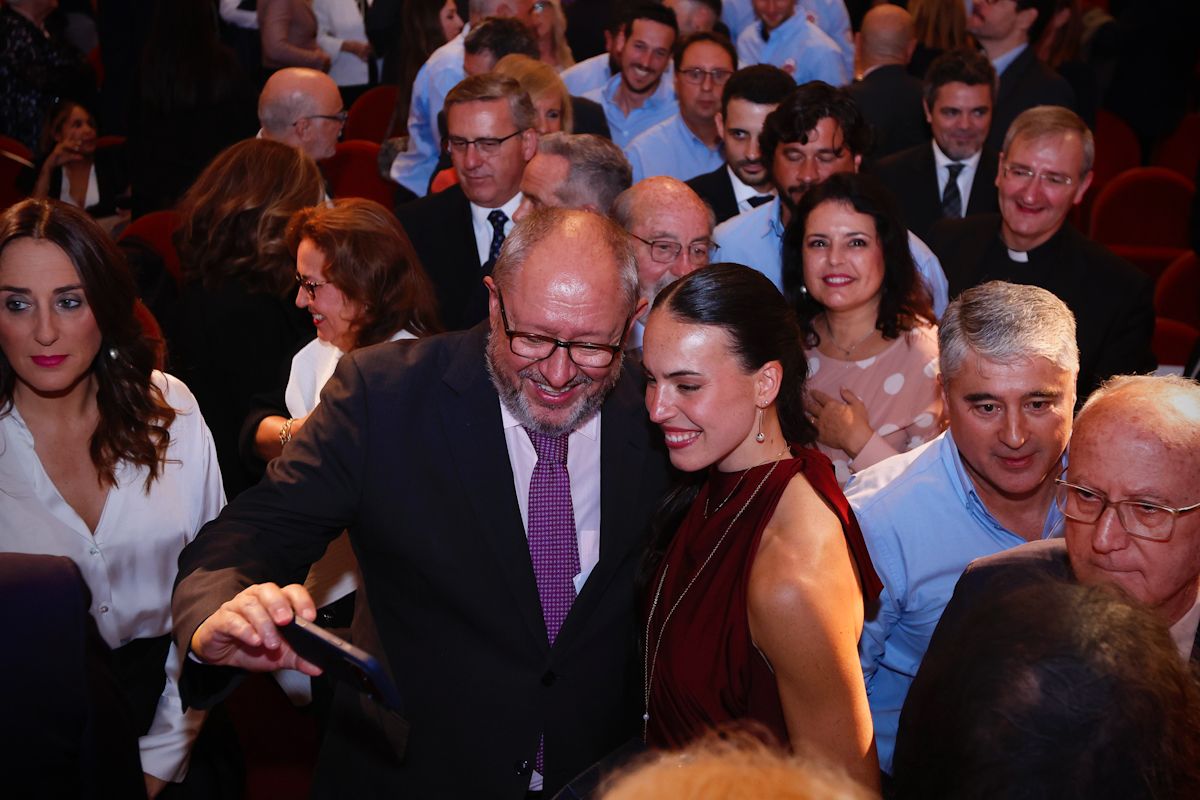 El Ayuntamiento entrega sus Medallas de la Ciudad