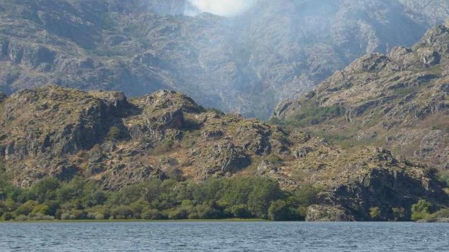 El fuego vuelve al cañón del Tera con un foco divisado desde el Lago