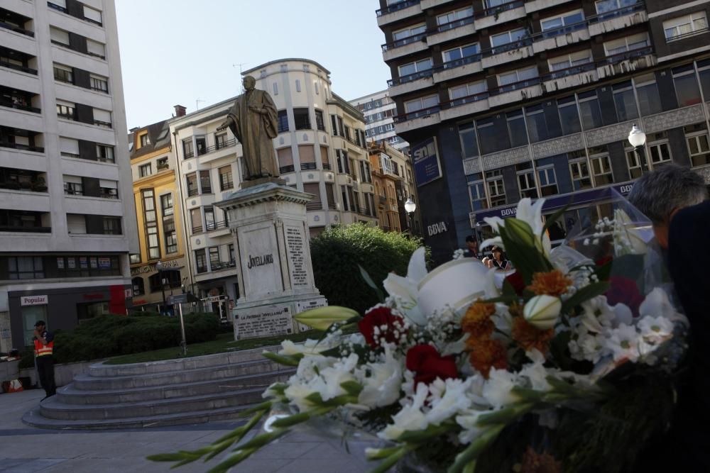 Ofrenda floral a Jovellanos en Gijón