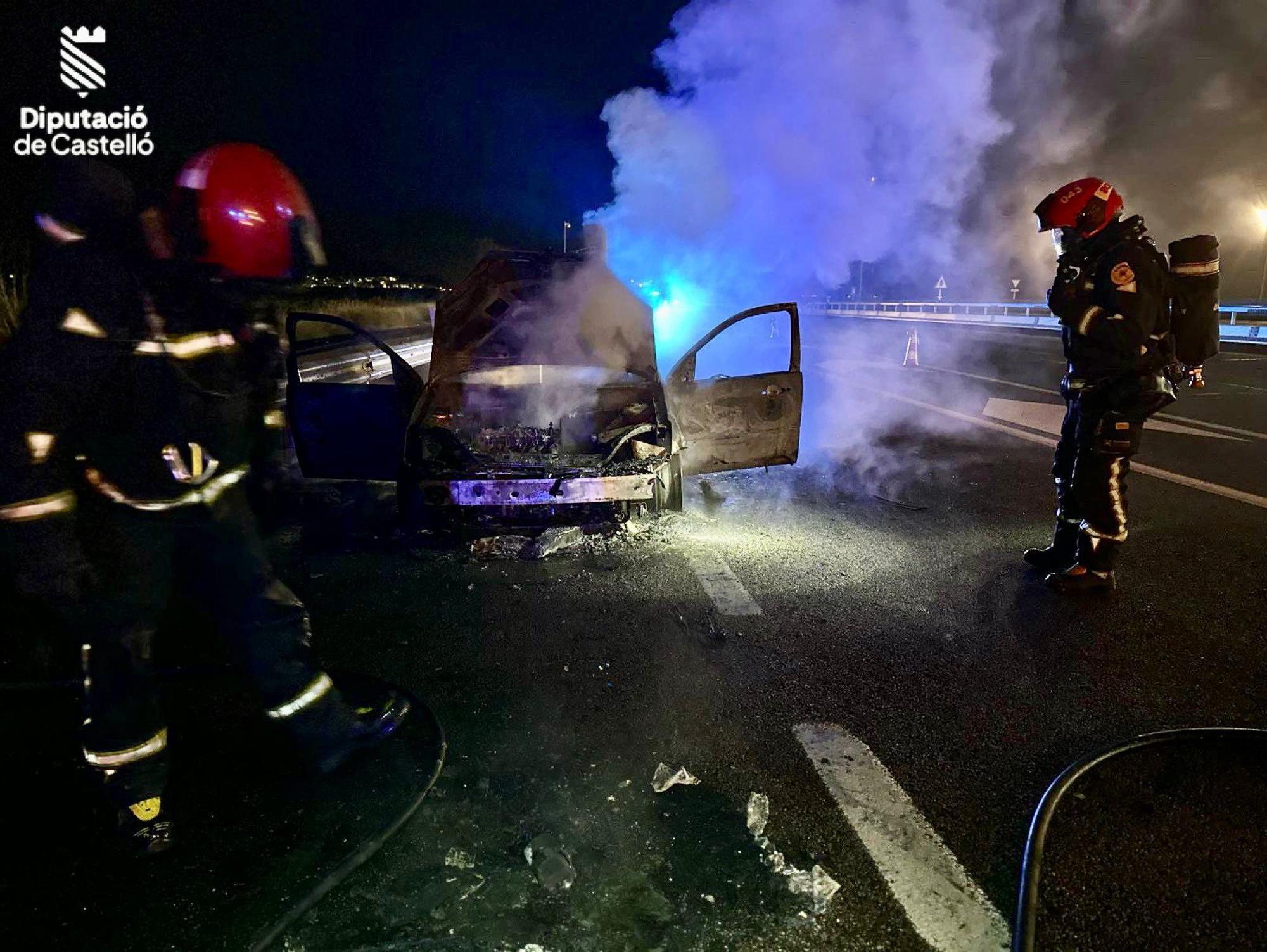 Los bomberos del parque de la Plana Baixa intervinieron en el incendio de un vehículo.