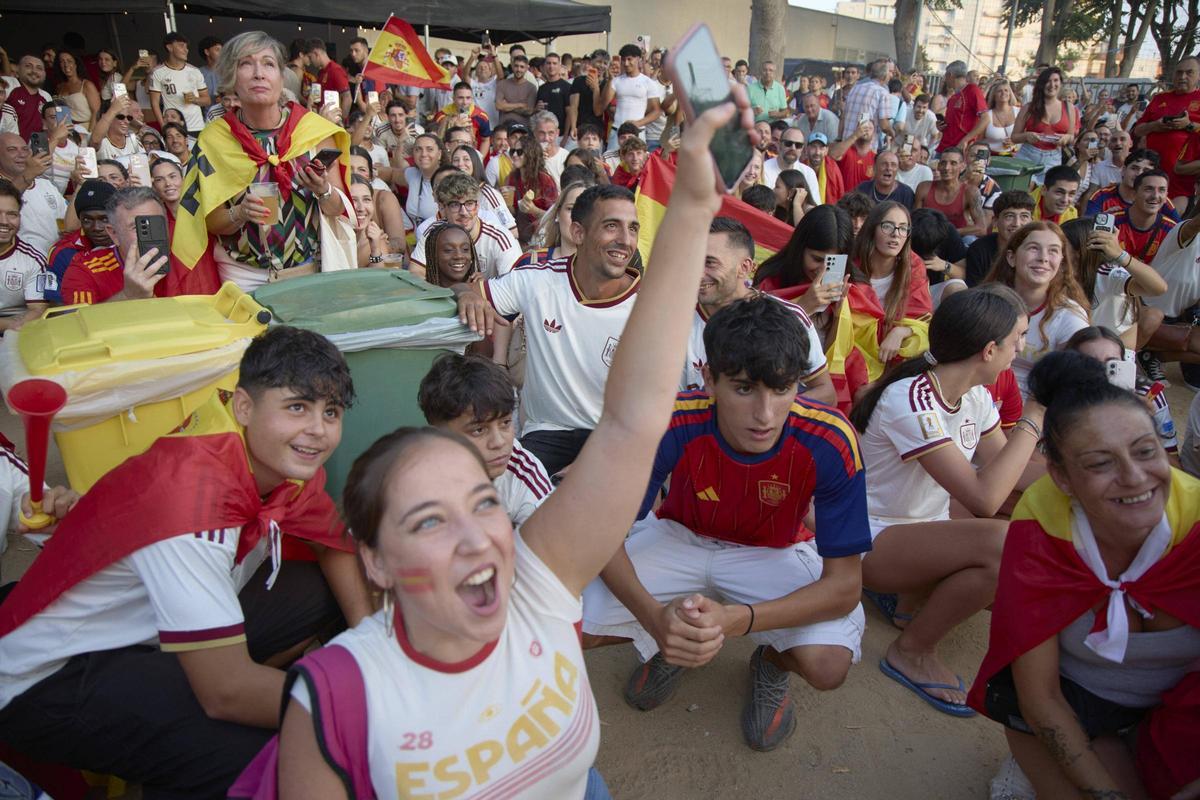 Les imatges de la concentració a Blanes per seguir la selecció espanyola