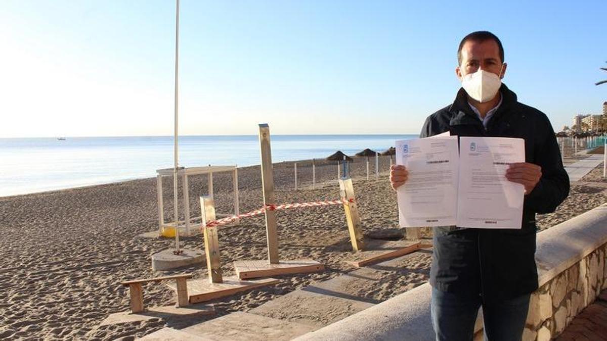 El edil Javier Hidalgo muestra las cartas remitidas al Gobierno para mantener las playas.