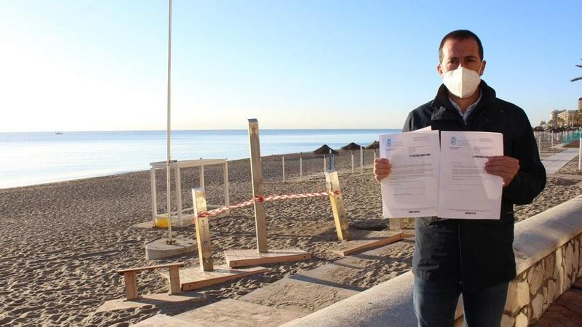 El edil Javier Hidalgo muestra las cartas remitidas al Gobierno para mantener las playas.