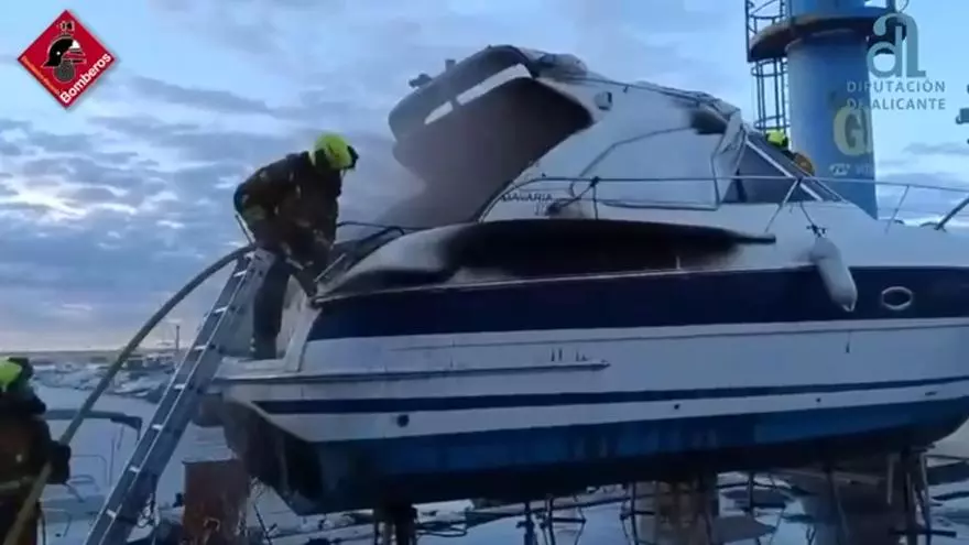 Arde un barco en el puerto de Cabo Roig en Orihuela Costa