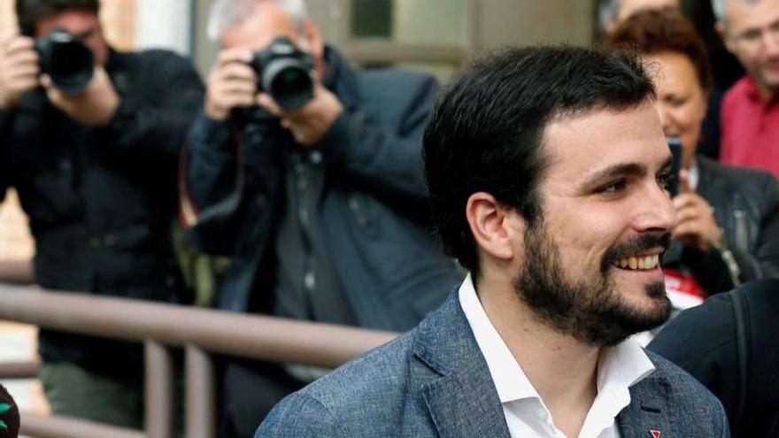 El portavoz de IU, Alberto Garzón, a su llegada a la reunión de ayer del consejo político de la federación.