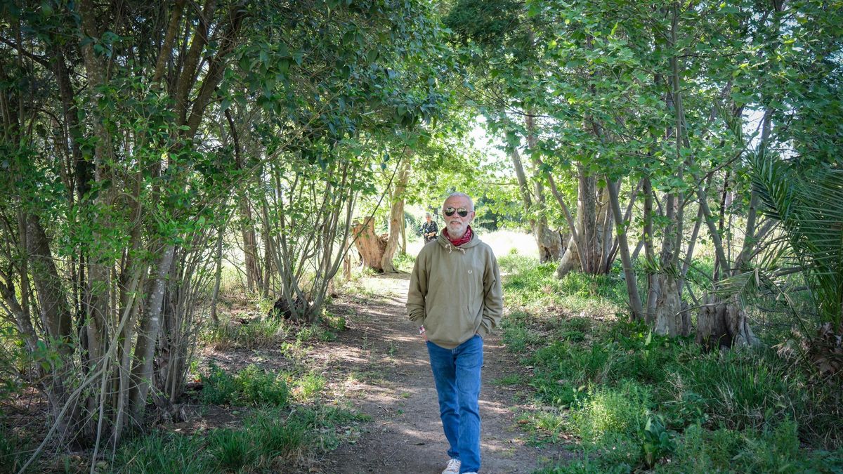 Vicente, el morador de la vivienda que aún se encuentra dentro del parque Ascensión, paseando por el mismo.