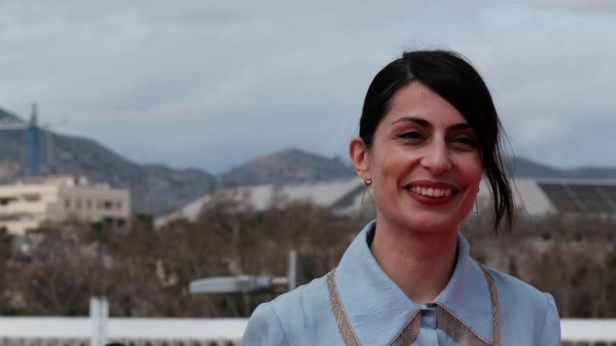 Celia Rico, ayer en el photocall del Muelle Uno, con el actor canino de «Los pequeños amores».