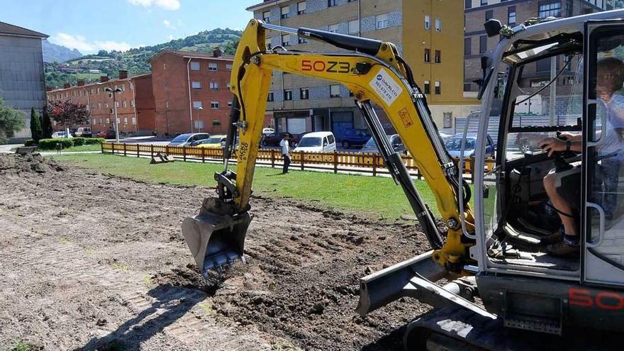 Los trabajos iniciados ayer para construir el circuito infantil.