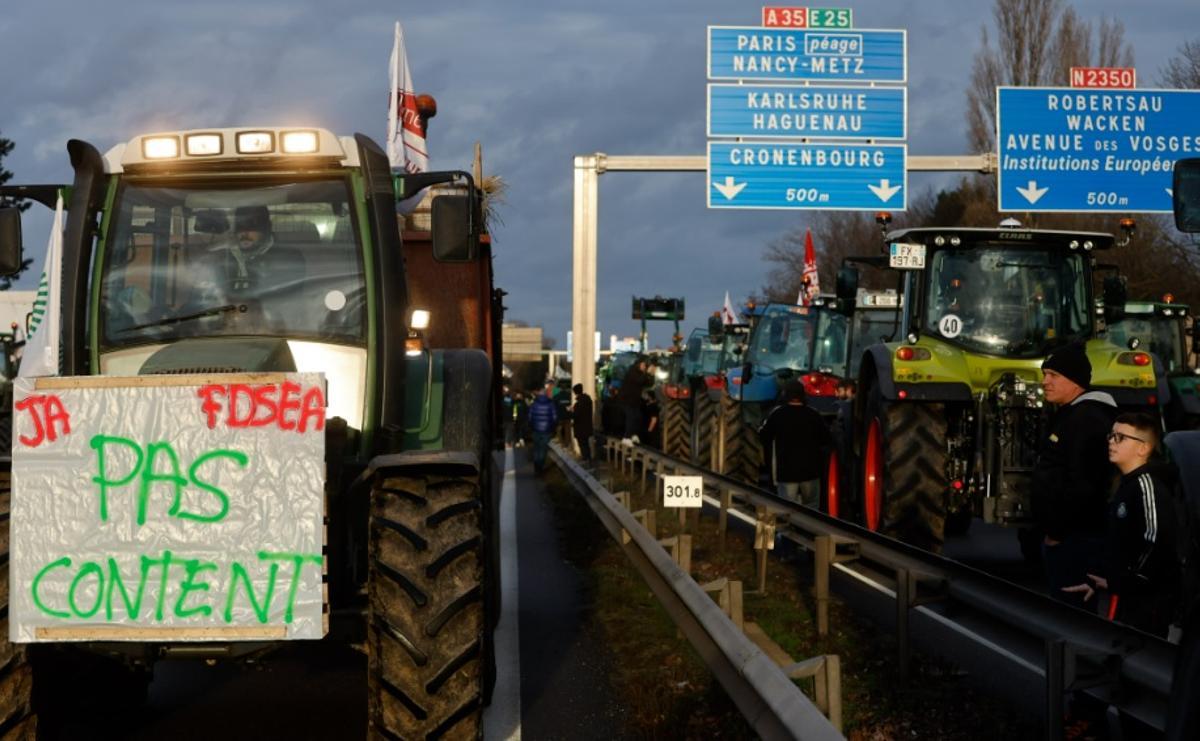 Los tractores de los agricultores franceses bloquean las autopistas.