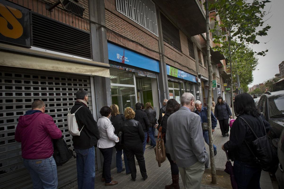 Cua d’aturats en una oficina d’Ocupació de la rambla de Guipúscoa, a Barcelona, l’abril passat.
