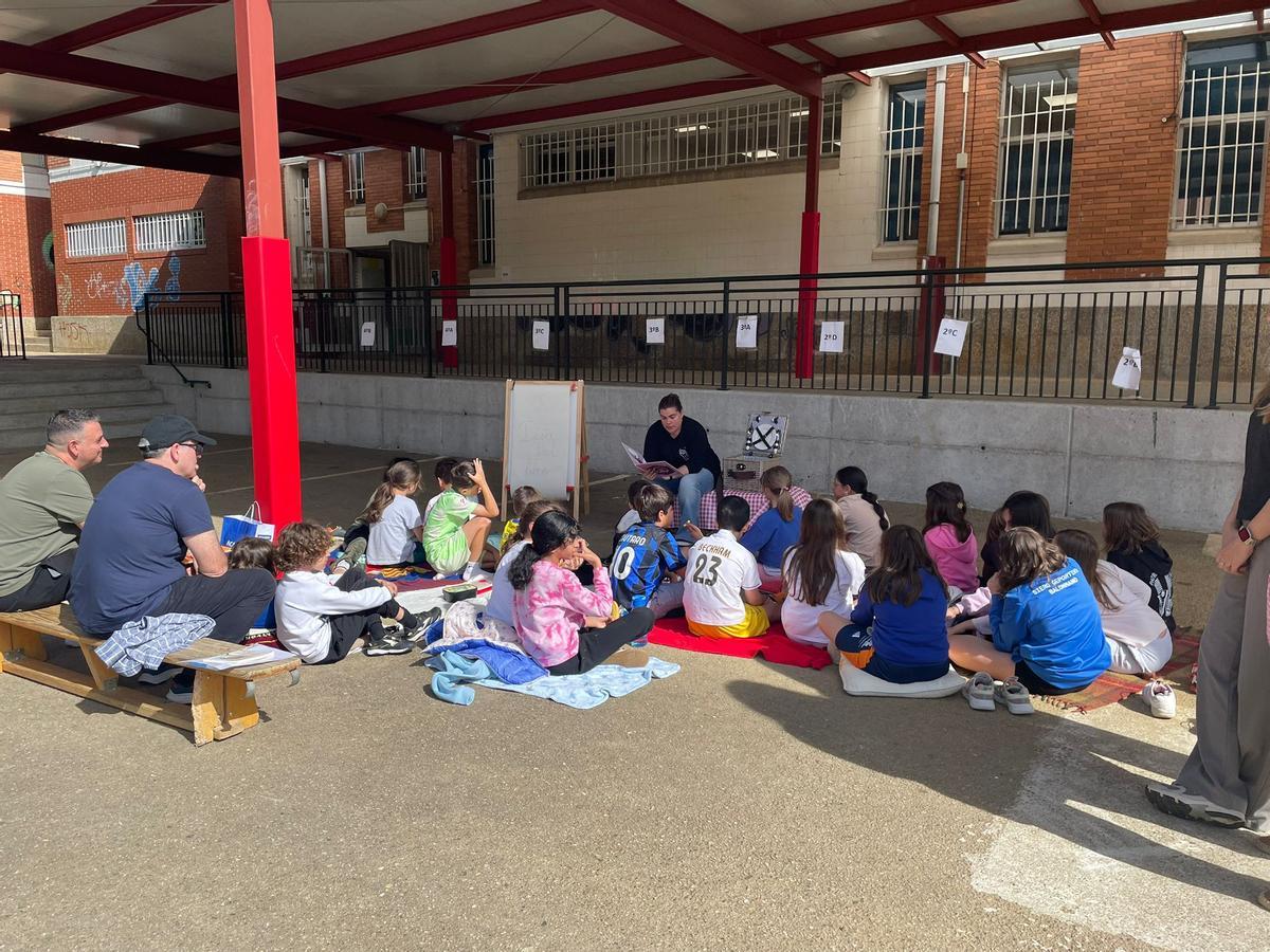 Picnic literario en el Colegio Maestros Arregui de Pola de Siero. Picnic literario en el Colegio Maestros Arregui de Pola de Siero.