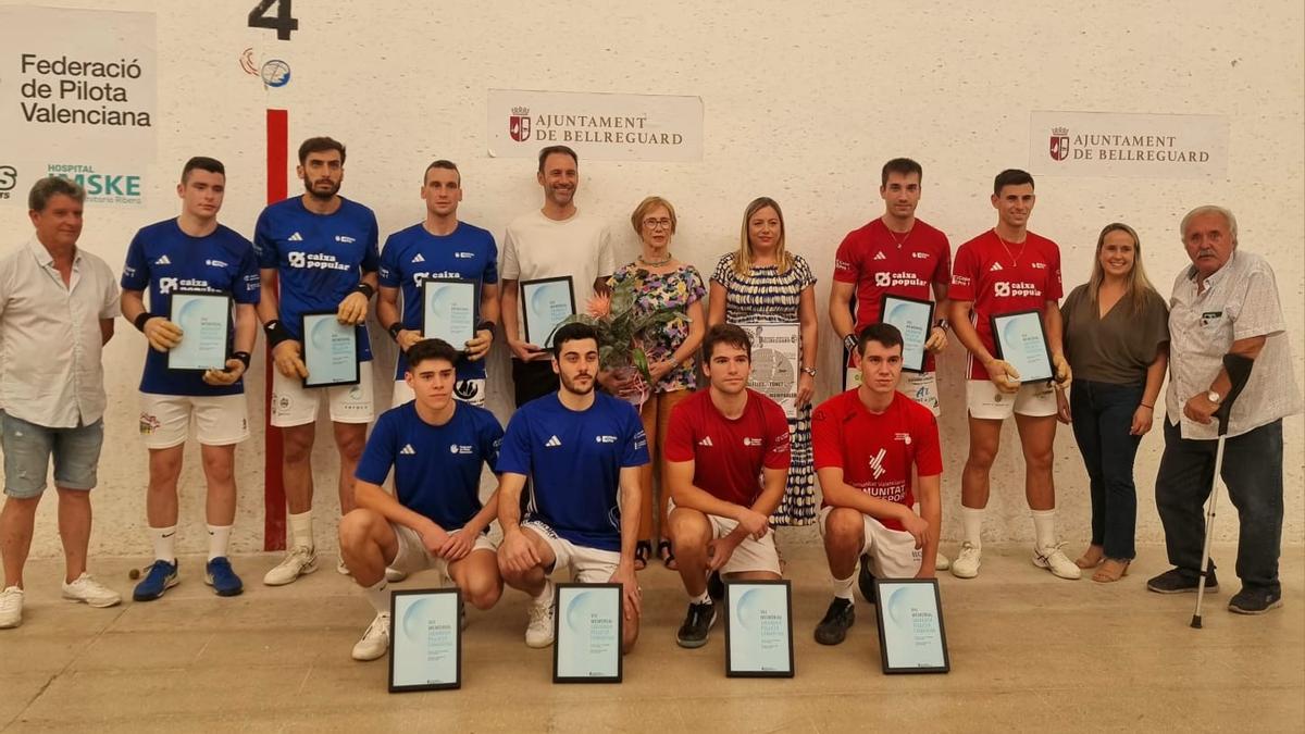 La família de Pellicer amb els pilotaris, membres del club i autoritats