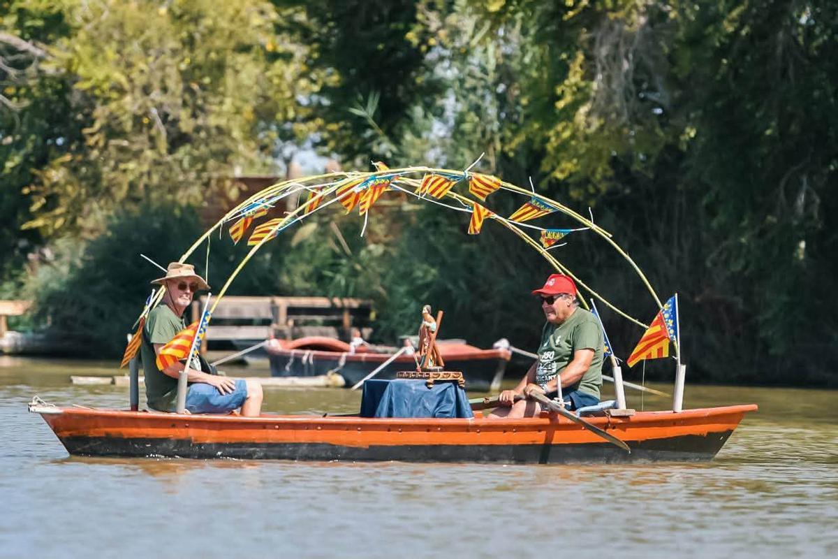 Figura de San Andrés en una de las barcas tradicionales.
