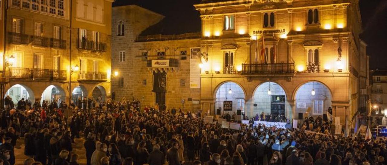 La marcha de SOS Ourense el pasado jueves en la Plaza Mayor, frente al Concello. |   // B. LORENZO
