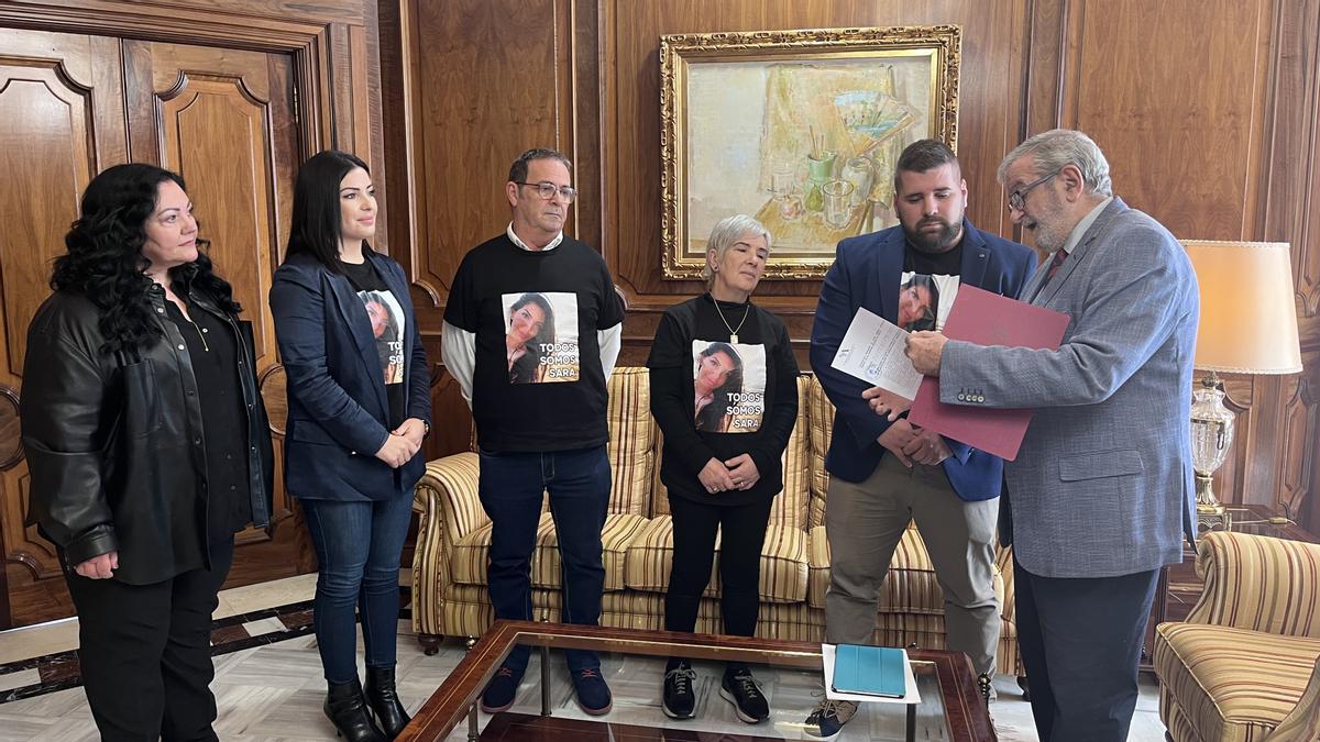 Los familiares de Sara Gómez, reunidos con el presidente de la Asamblea Regional, Alberto Castillo