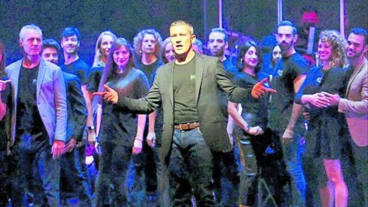 Banderas presentando un anticipo de su "company".