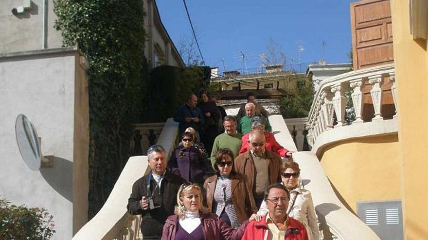 Un grupo de turistas desciende por la escalera que lleva a la gruta del Círculo Industrial.