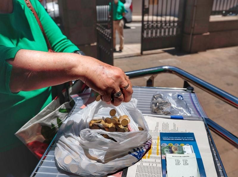 Colas en el Banco de España de Santa Cruz de Tenerife de gente cambiando las últimas pesetas