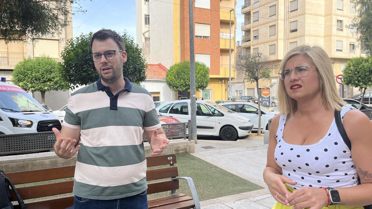 El concejal de Urbanismo y la alcaldesa de Petrer presentando el Plan Barrio a pie de calle.