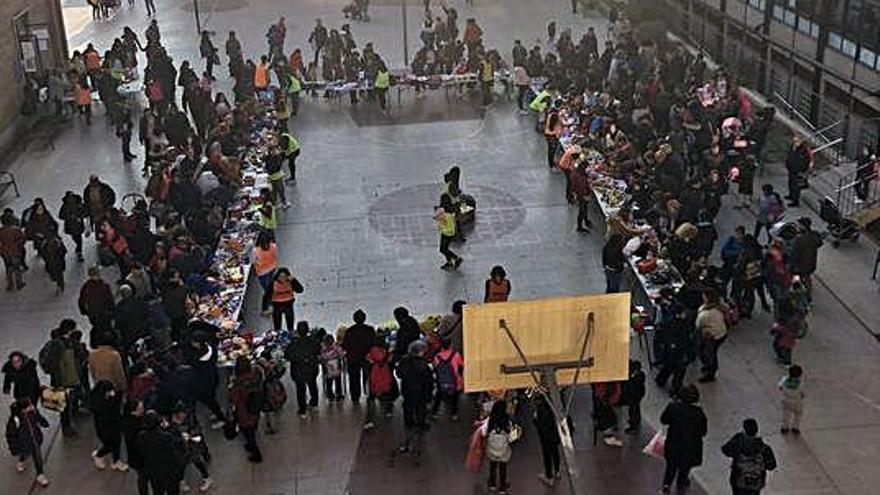 El mercat muntat al pati de l&#039;escola Fedac-Sant Narcís.