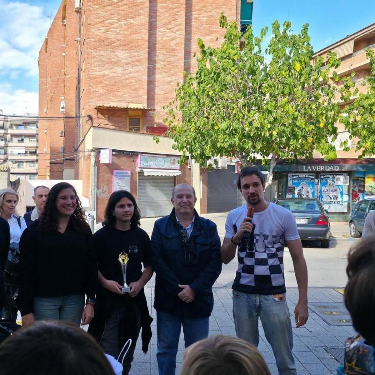 El alcalde pedáneo de El Carmen, Basilio Piñero, en el centro de la imagen, con el ganador del torneo de ajedrez.