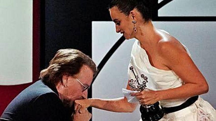 Bono besa la mano de Penélope Cruz tras entregarle el Premio Donostia, ayer, en san Sebastián.