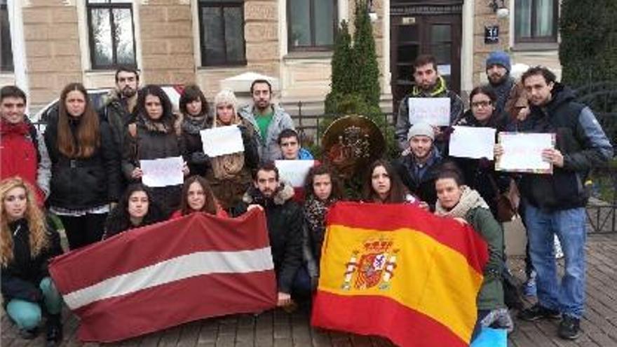 Movilización Universitarios españoles en Letonia protestan ante la embajada