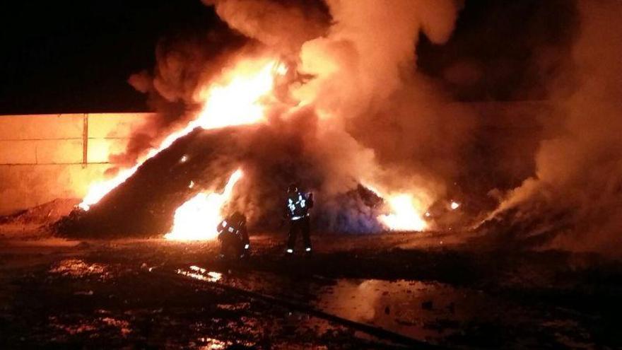 Extinguido el incendio de la empresa de reciclaje en Calatayud