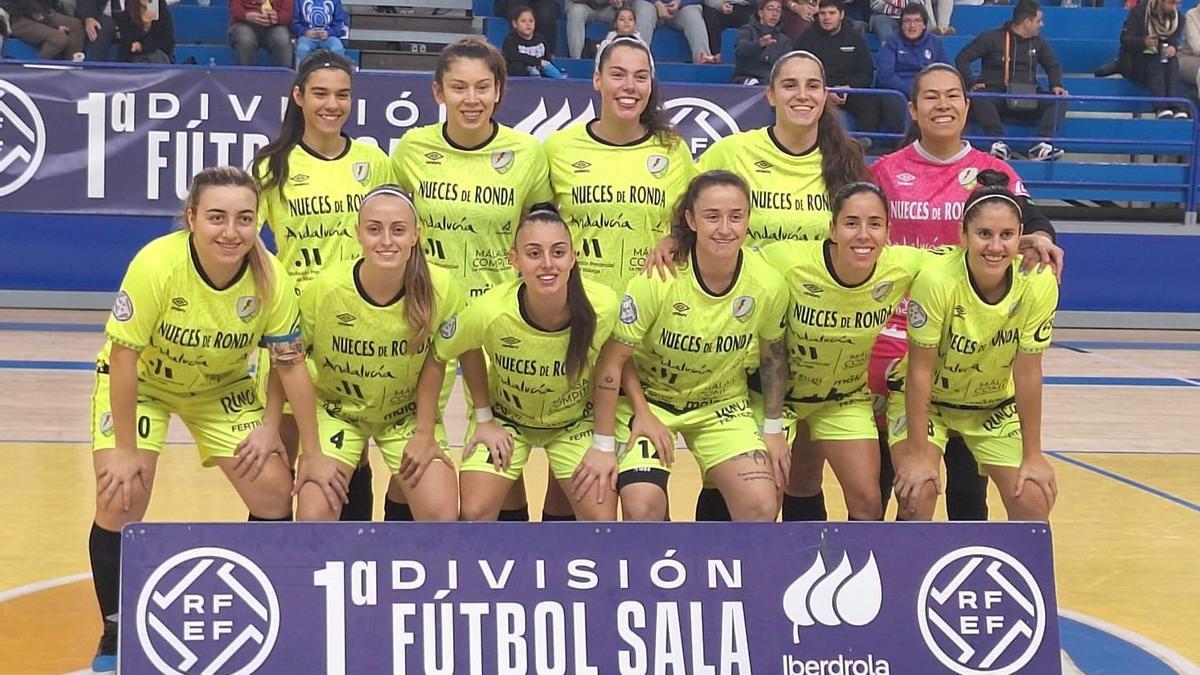 Las malagueñas posan para la prensa antes de arrancar el partido en Melilla.