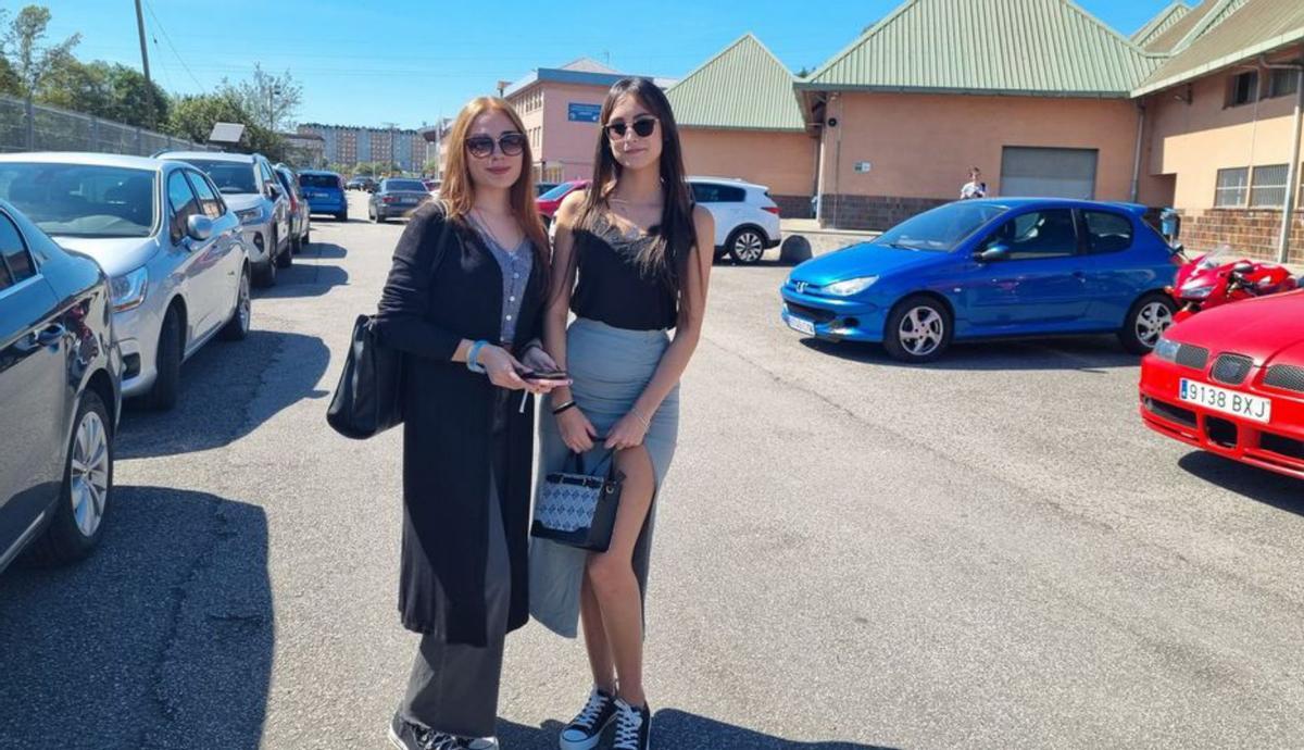 Carla Casas y Arancha Arrieta, ayer, en el exterior del centro. | X. F.