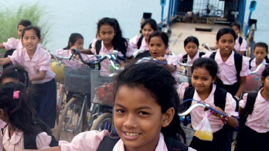 Las niÃ±as de regreso a su casa tras ir al colegio.