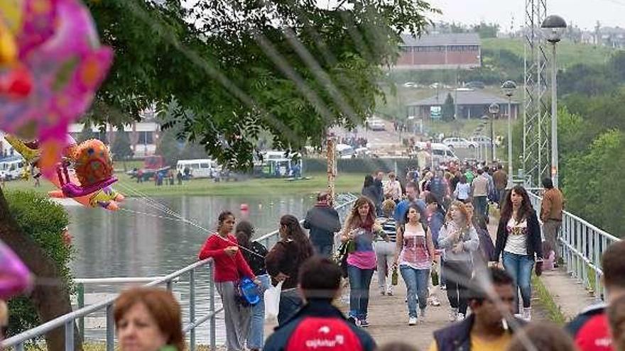 Asistentes a la jira del embalse el pasado año.