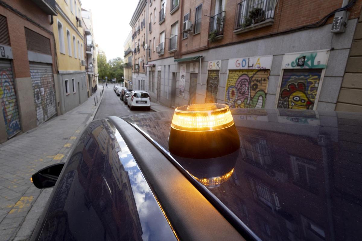 Baliza V16 de emergencia colocada en el techo de un vehículo y que será obligatoria a partir del 1 de enero.