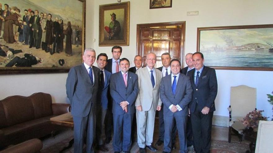 Encuentro de miembros de la ADDS con el alcalde de Málaga, Francisco de la Torre.