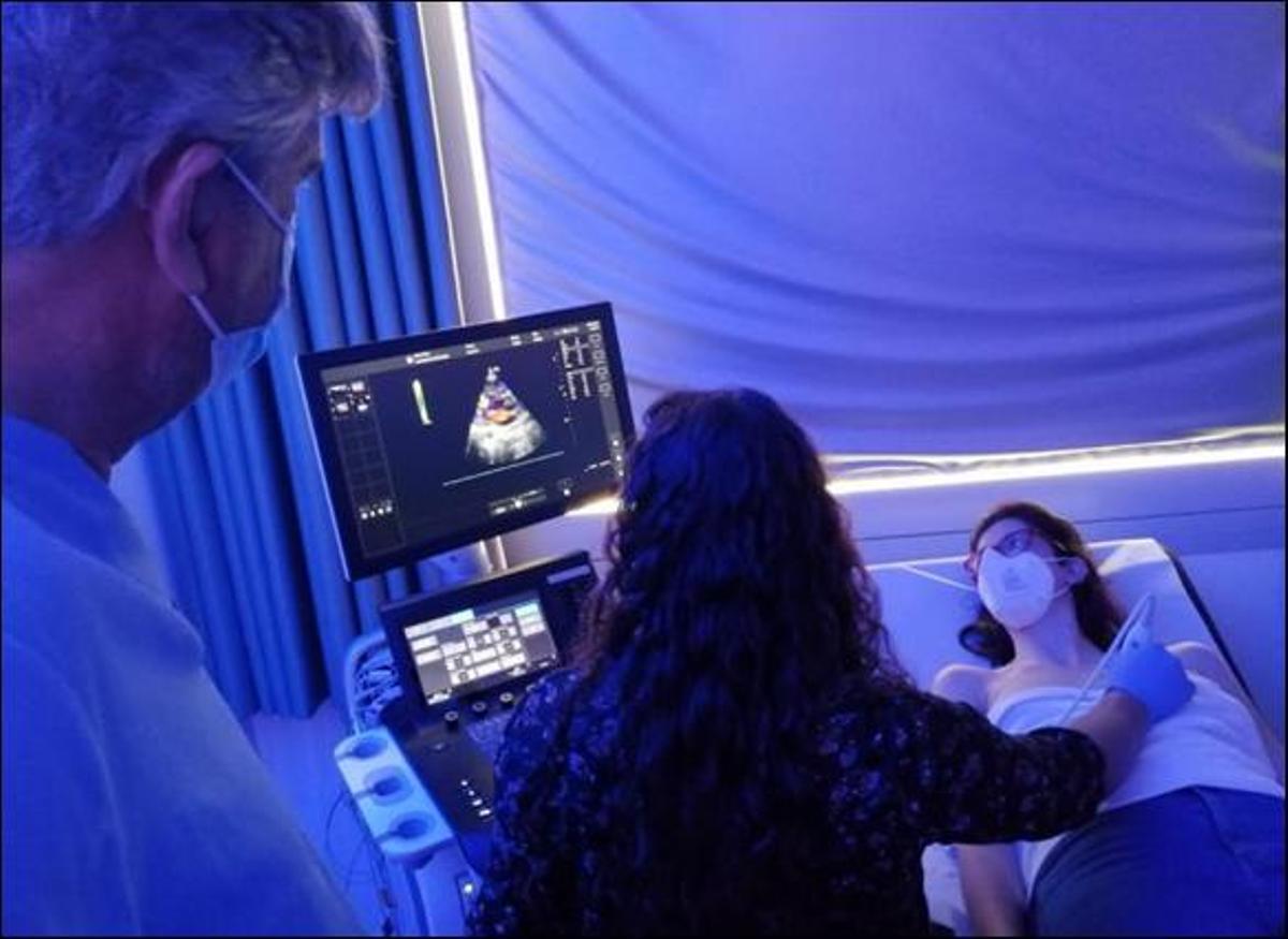 Una técnica del estudio en Balears realizando un ecocardiograma a una de las voluntarias reclutadas para IMPaCT.