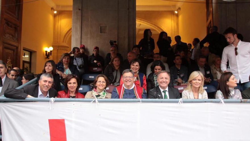 Ximo Puig vestido de «miquero» en la tribuna oficial del Ayuntamiento