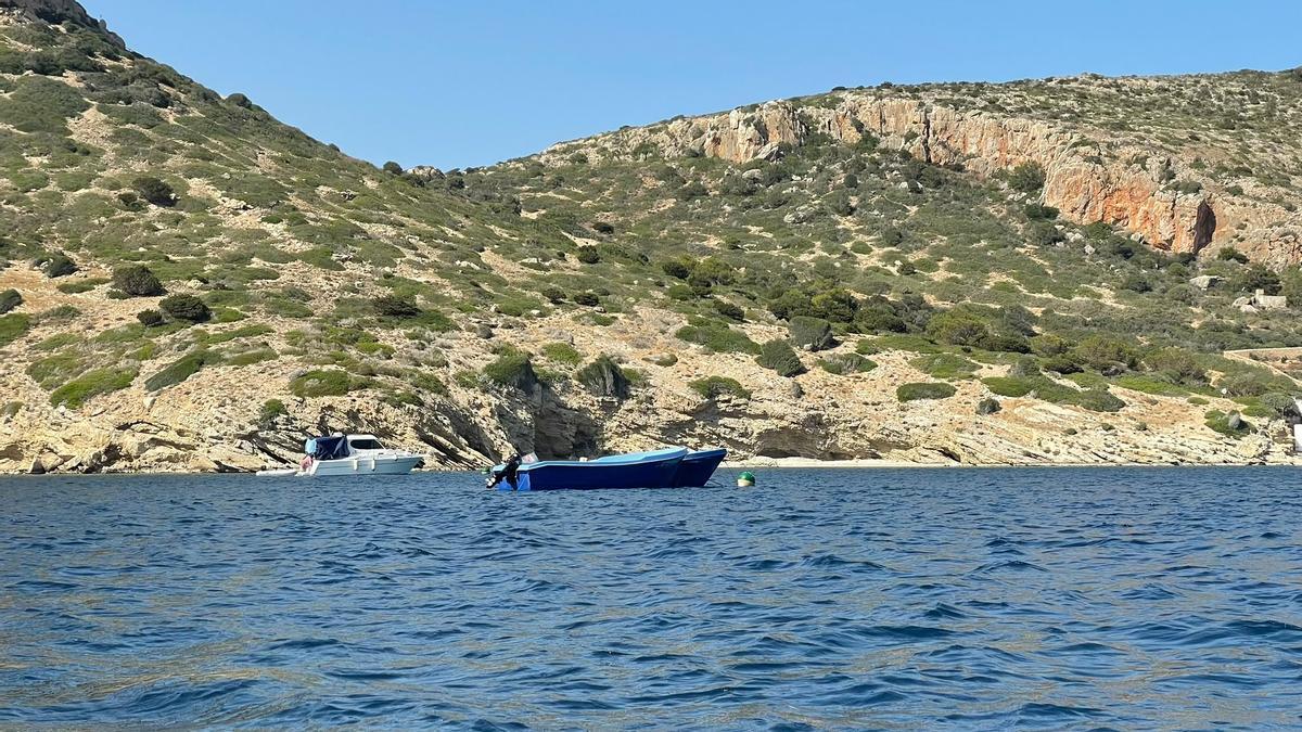 Tres pateras amarradas en fondeos ecológicos de la ensenada de Cabrera