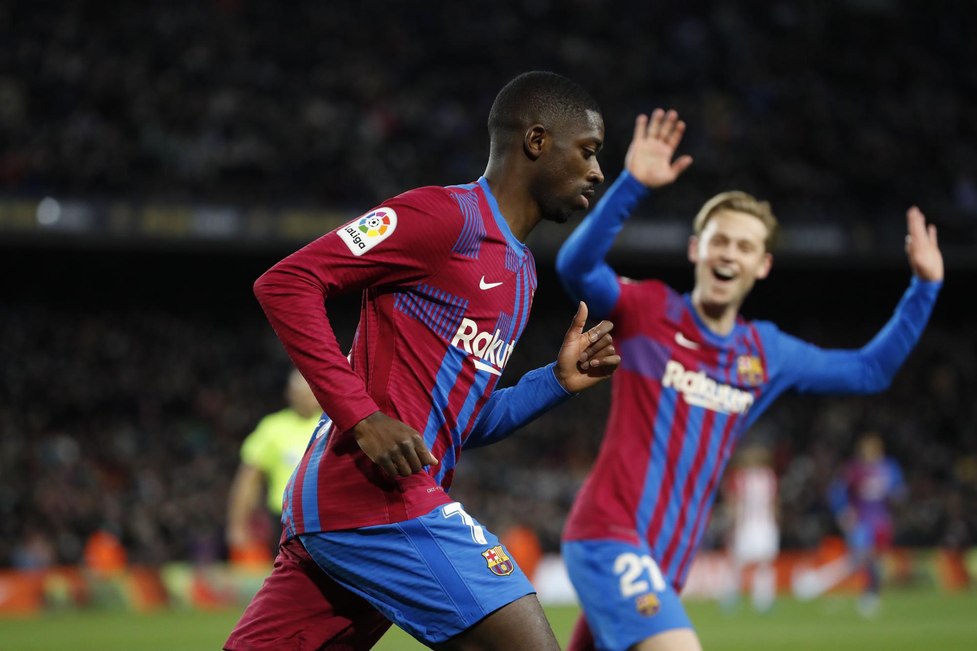 Los jugadores del FC Barcelona, el francés Ousmane Dembélé (i) y el neerlandés Frenkie de Jong, celebran el segundo gol del equipo blaugrana durante el encuentro correspondiente a la jornada 26 de primera división que disputan este domingo frente al Athletic Club en el estadio del Camp Nou, en Barcelona.